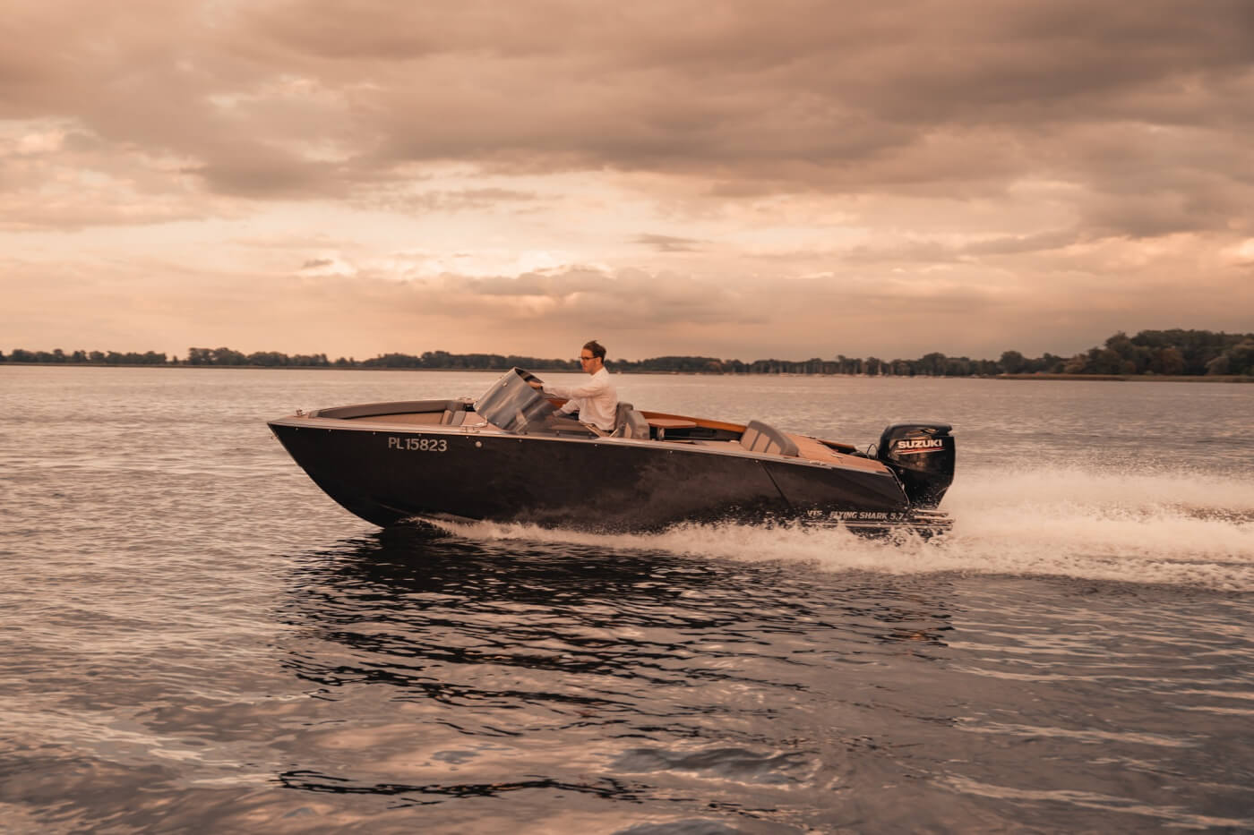Flying Shark 5.7 Bowrider tyt 1
